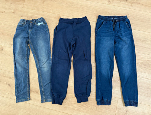Jungen jeans und - jungen,